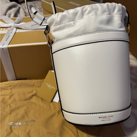 Audrey Medium Leather Bucket Bag - Picture 3 of 6